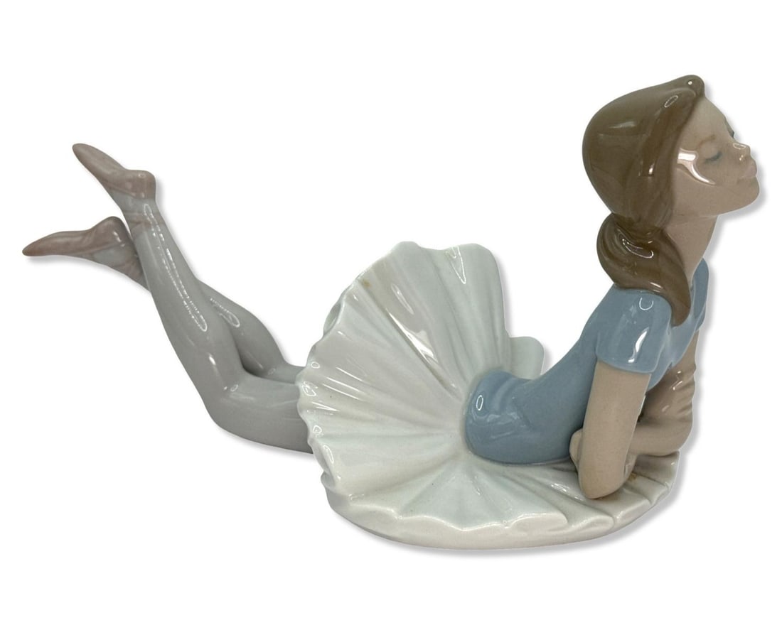 Lladro 1359 Heather Ballerina Porcelain Figurine: Lladro 1359 Heather Ballerina Porcelain Figurine measures H: 5" x W: 9 1/2"