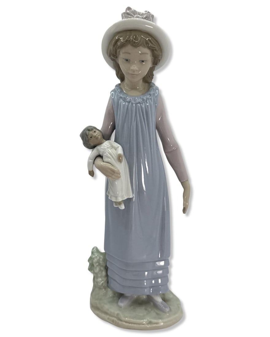 Lladro 5045 Belinda with Her Doll Porcelain Figurine: Lladro 5045 Belinda with Her Doll Porcelain Figurine measures H: 11 1/2" x W: 4"