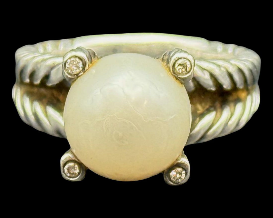 David Yurman Sterling Silver & Pearl Ring: David Yurman Sterling Silver & Pearl Ring size 6 3/4, weighs 0.30 OZT