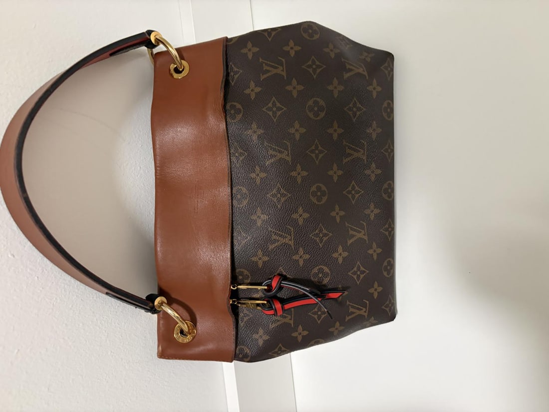 Louis Vuitton Monogram Tuileries Besace Satchel Includes Additional Strap & Original Purchase: Louis Vuitton Monogram Tuileries Besace Satchel Includes Additional Strap & Original Purchase Invoice of $2,080.01