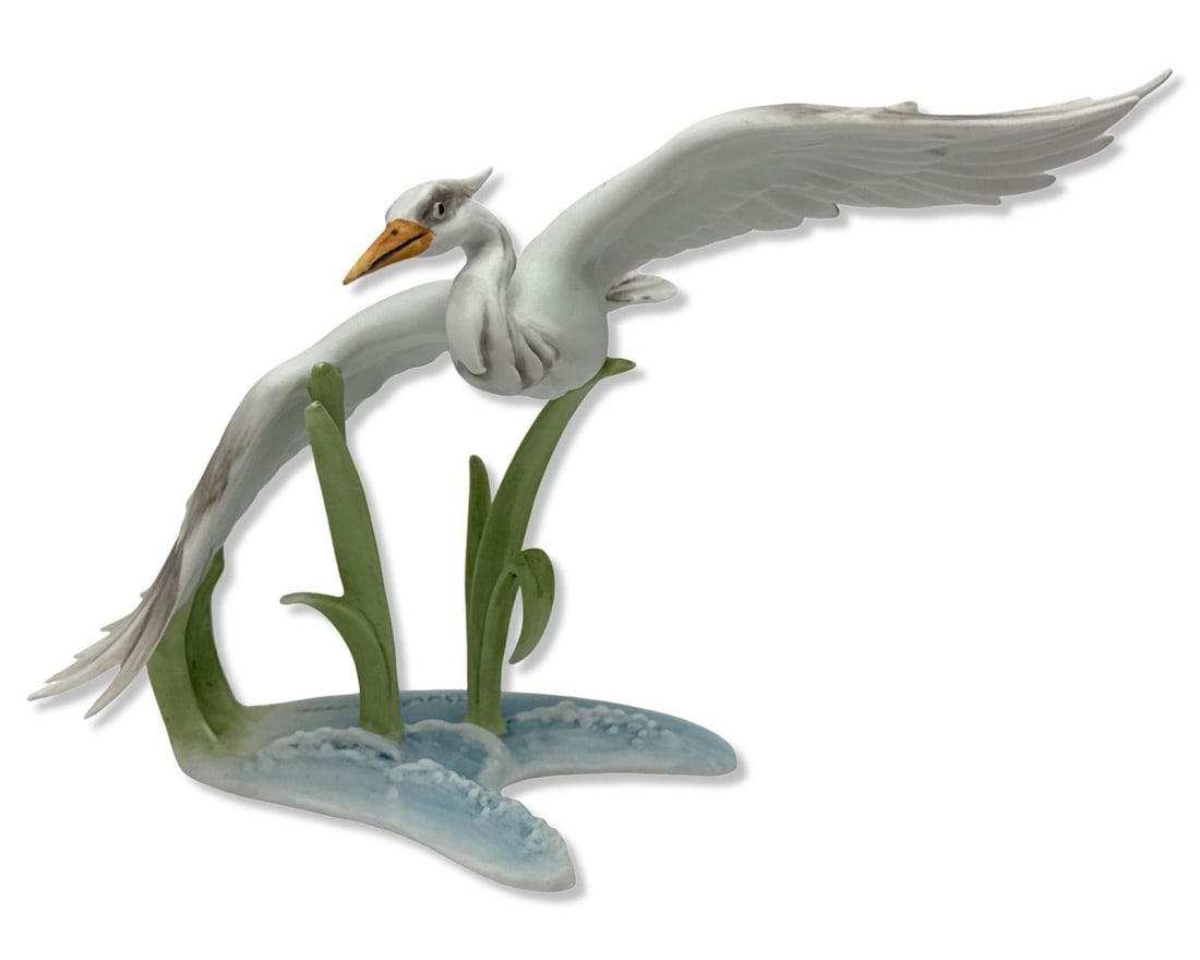 Kaiser 336 Flying Heron Porcelain Figure: Kaiser 336 Flying Heron Porcelain Figure measures H: 5 3/8" x DIA: 7". One wing has damage, sold as is