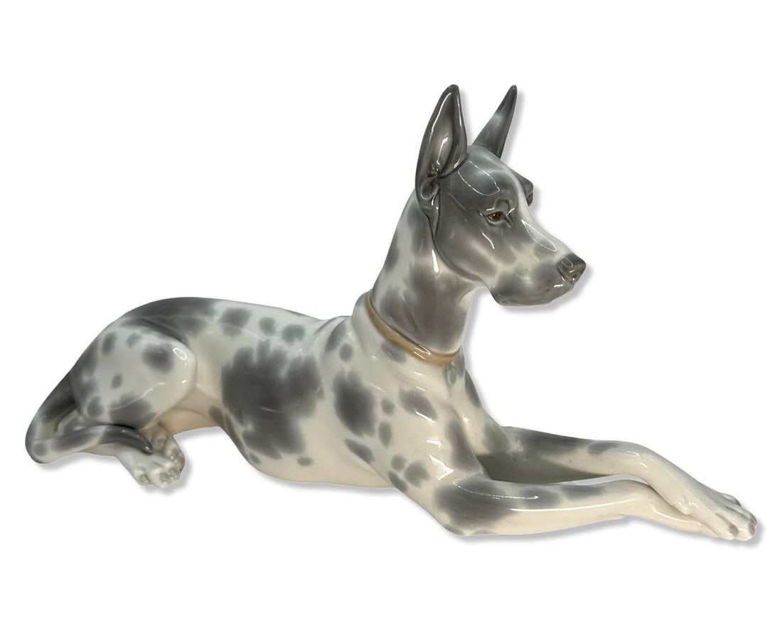 Lladro 1068 Great Dane Porcelain Figurine: Lladro 1068 Great Dane Porcelain Figurine H: 6 3/4" x W: 12"