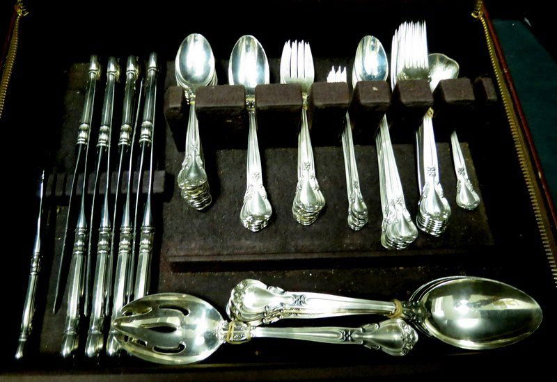 75 Pc. Gorham Chantilly Sterling Silver Flatware Set: 75 Pc. Gorham Chantilly Sterling Silver Flatware Set. Compromising of 16 teaspoons - 5 3/4", 8 spoons - 6 3/4", 8 salad forks - 6 1/2", 8 sundae spoons - 7 1/2", 8 forks - 7 1/2", 8 knives - 9 1/2", 9