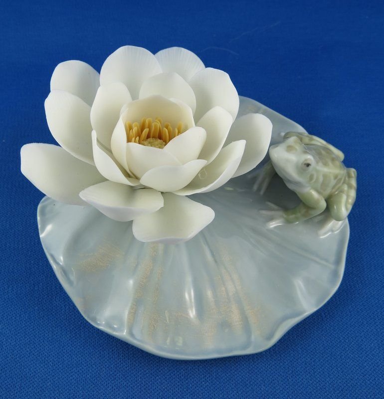 Lladro Frog on Lilly Pad Figure: Lladro Frog on Lilly Pad Figure. Measures - 4" long.