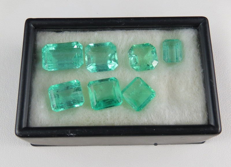 Lot of Approx. 20ct Colombian Emeralds: Lot of Approx. 20ct Colombian Emeralds.
