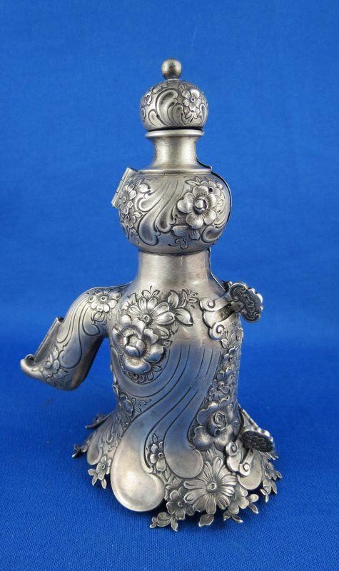 Rare Antique Tiffany & Co. Makers Sterling Seltzer: Rare Antique Tiffany & Co. Makers Sterling Seltzer Bottle Cap with finely chased foliage on a bulbous shaped body. This is an exceptional example of stunning design and workmanship from Tiffany & Co. 