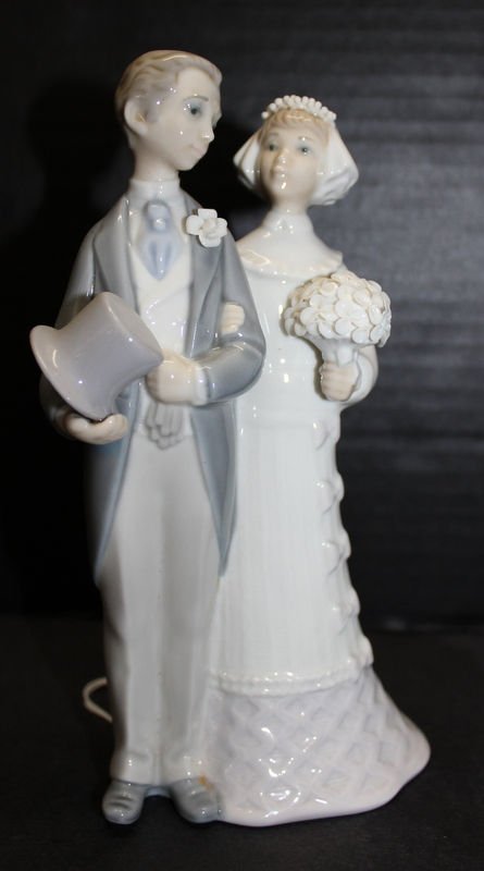Lladro Spain Husband & Wife Figure: Lladro Spain Husband & Wife Figure. Measures - 7 3/4" high x 4 1/2" wide.