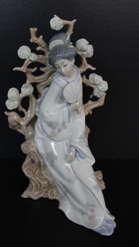 Lladro Porcelain Japanese Geisha: Lladro Porcelain Japanese Geisha. #4307. Made in Spain. Measures - 7 x 7 x 12.5.