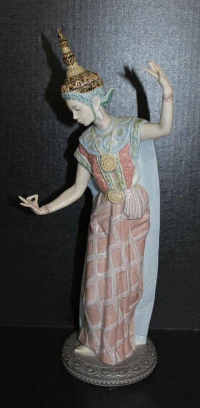 Lladro Porcelain Thai Dancer: Lladro Porcelain Thai Dancer, Made in Spain. 13 1/4" high x 3 1/2".