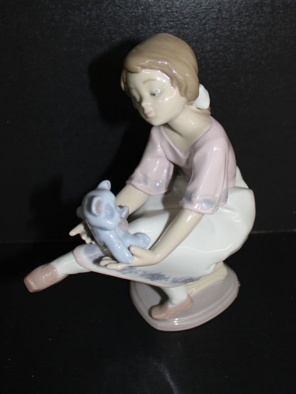 Lladro Porcelain Best Friend Figure: Lladro Porcelain Best Friend Figure. Made in Spain. 6 x 5 1/2 x 2.