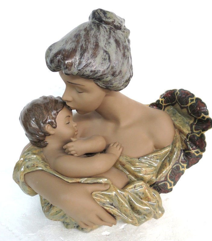 Lladro Porcelain of Mother & Child: Lladro Porcelain of Mother & Child. Measures - 15 X 15. Made in Spain.
