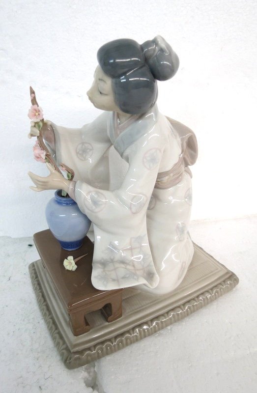 Lladro Porcelain Japanese Figure: Lladro Porcelain Japanese Figure. Made in Spain, Measures - 8" x 3 1/2".