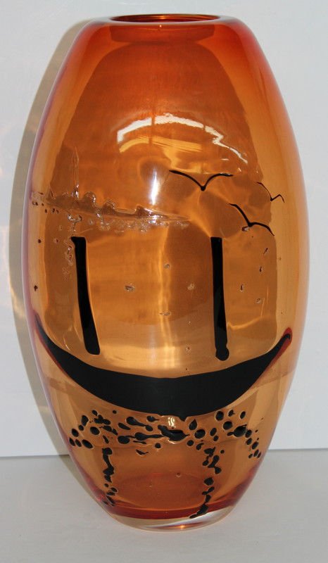 Signed Lucio Bubacco Murano Art Glass Vase: Signed Lucio Bubacco Murano Art Glass Vase. Measures - 15 1/2" high x 8" wide.