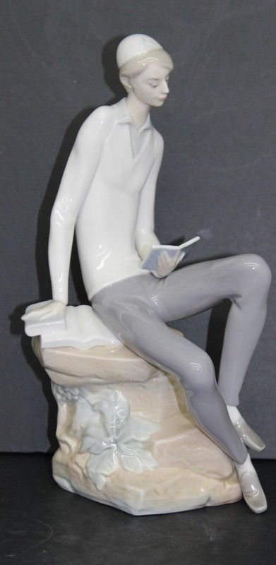 Lladro Spain Barmiztvah Boy: Lladro Spain Barmiztvah Boy. Measures - 11 1/2" high.