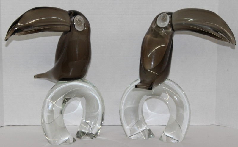 Zanetti Murano Glass Toucans (Pair) Circa 1960: Zanetti Murano Glass Toucans (Pair) Circa 1960, these magnificent pair of mid century murano glass toucans by Licio Zanetti featuring smoke colored glass with lattimo sommerse in the body and beak. Si