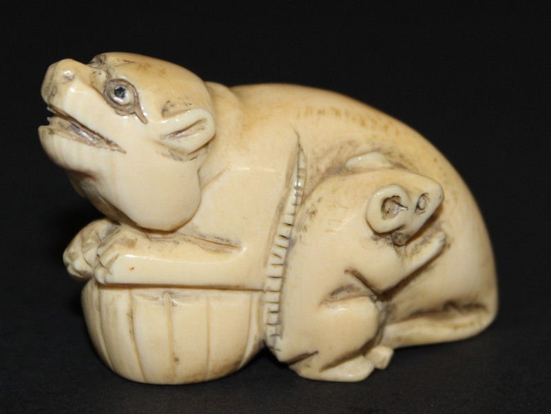 Japanese Carved Netsuke of Two Nesting Animals: Japanese Carved Netsuke of Two Nesting Animals. Weighs - 25.4 grams. Please Contact - Tom at the UPS Store (561-739-9180) (tupss2807@gmail.com) for shipment of ivory. NO INTERNATIONAL SHIPPING OF IVOR