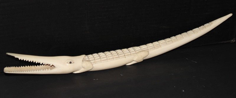 FINELY CARVED AFRICAN IVORY ALLIGATOR TUSK: FINELY CARVED AFRICAN IVORY ALLIGATOR TUSK. 20" LONG. 533.1g.