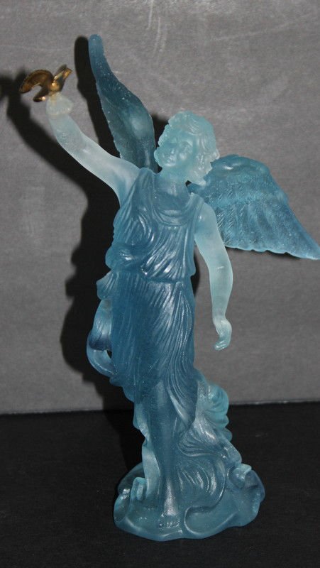 Daum Pate de Verre "L'Ange Et L'ouiseau" Crystal Figure: Daum Pate de Verre "L'Ange Et L'ouiseau" Crystal Figure. Original box & papers. Measures - 8 1/4" high x 4 1/2" wide.