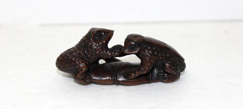 Japanese Carved Box Wood Netsuke of Frogs on Lilly Pad: Japanese Carved Box Wood Netsuke of Frogs on Lilly Pad. Measures - 2 1/4" long. Weight - 14.3 grams.