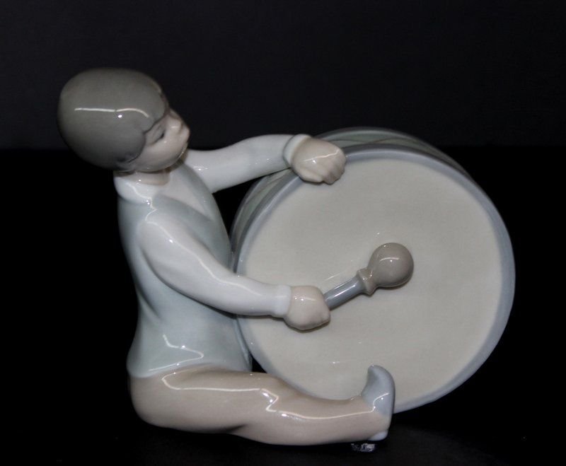Lladro "Boy with Drum" #4616 Porcelain Figure: Lladro "Boy with Drum" #4616 Porcelain Figure. Measures - 4 1/2" high x 5" wide.