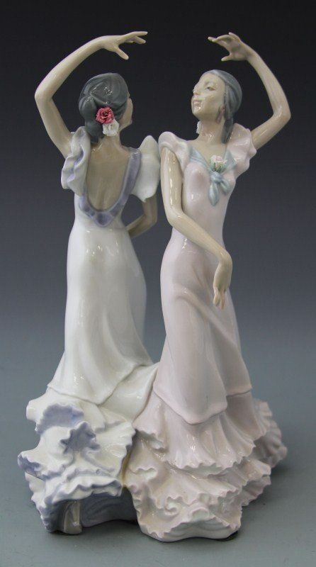 Lladro "Ole" Dancers Figurine #05601: Lladro "Ole" Dancers Figurine #05601. Issued - 1989, sculptor - Jose Luis Alvarez. In original box. Measures - 9 3/4" x 6 1/4".