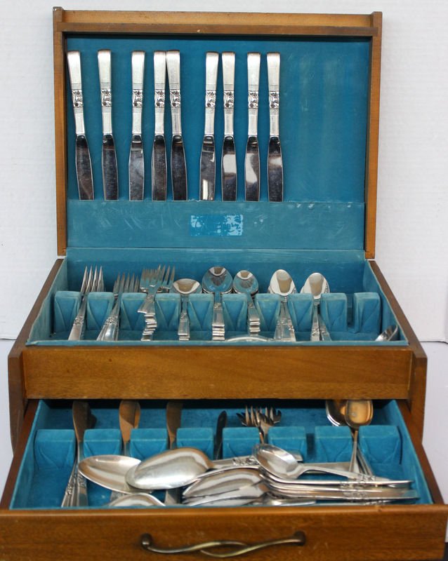 120 Pc. Community Silver Plated Flatware Set: 120 Pc. Community Silver Plated Flatware Set. 8 forks, 8 luncheon forks, 12 salad forks, 8 cream soup spoons, 8 dinner spoons, 26 tea spoons, 9 dinner knives, 13 butter spreaders, 7 shrimp forks, 8 ic