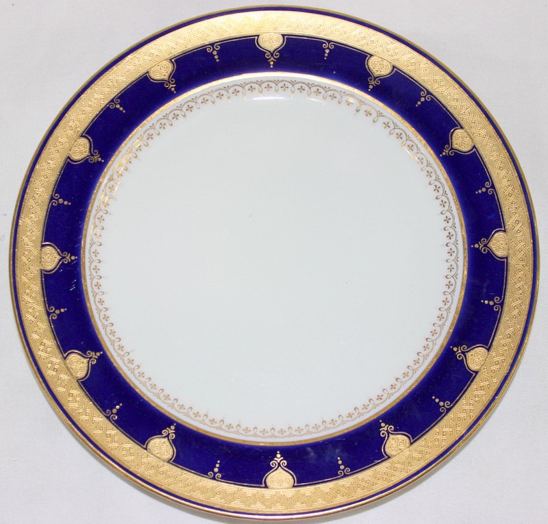 13 Pc. Mintons Bone China Dinner Plates: 13 Pc. Mintons Bone China Dinner Plates. Measures - 10" diameter.