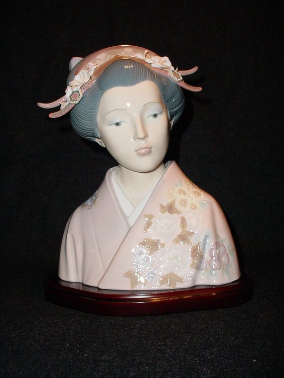 Lladro "Lady of the East" #1488 Porcelain Bust (1 of 1)