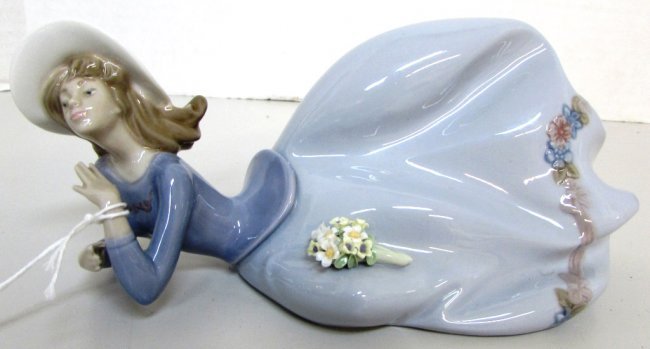 Lladro "Pretty Pose" #5589 Porcelain Figure (1 of 1)