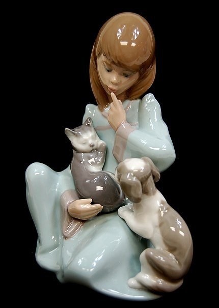 Lladro "Cat Nap" #5640 Porcelain Group (1 of 1)