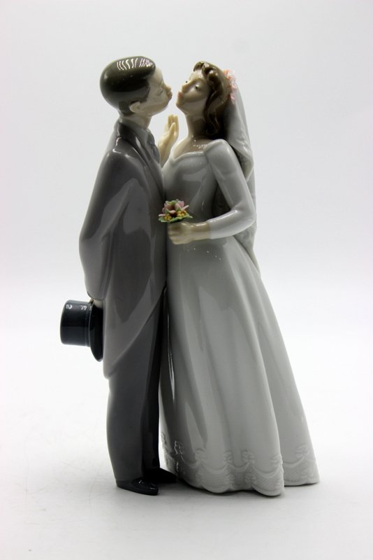 Lladro "A Kiss To Remember" #6620 Porcelain Group (1 of 4)