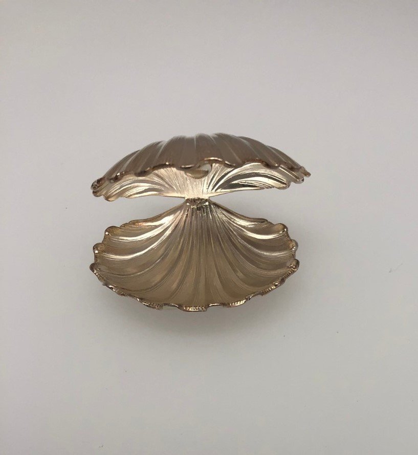 Buccellati Sterling Silver Place Card Holder: Buccellati sterling silver place card holder in the form of a chlamy shell. Weight: 39g Measures: 1.75 x 2 inch