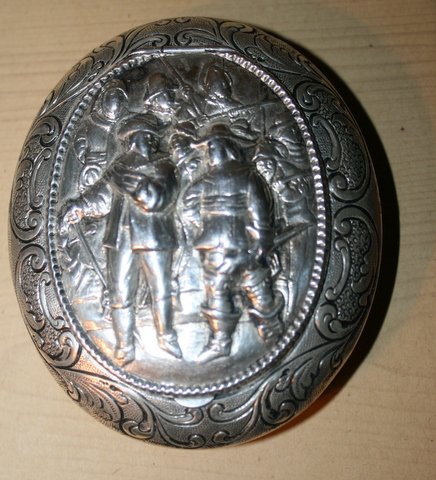 Antique Early Sterling Silver Figural Snuff Box: THIS IS A BEAUTIFUL ANTIQUE STERLING SILVER FIGURAL SNUFF BOX WHICH HAS FIGURES OF MEN WEARING PILGRIMS CLOTHING AND HOLDING OLD POWDER GUNS. THERE ARE MARKS INSIDE INCLUDING AN H H AND A LION FACING 