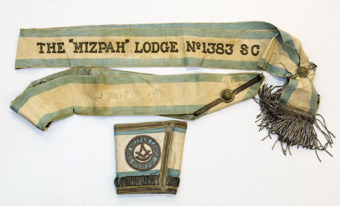 Lot of 3 Items of the Masonic Lodge in Mizpah: Lot of 3 cloth items of the Masonic Lodge in Mizpah, decorated with gold thread embroidery. Comprising of: an arm strap (17X18 cm), a neck ribbon and a sash. Two of the items bear the inscription: "Th