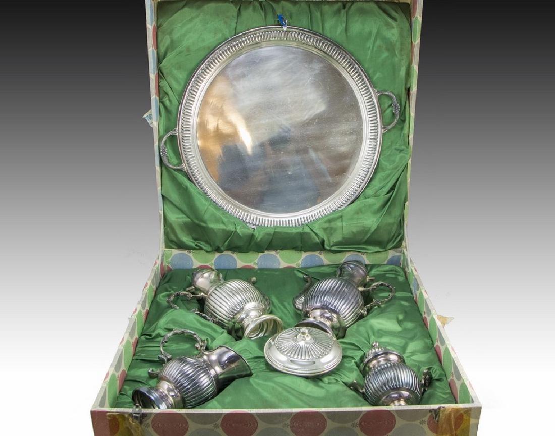 Silver-plated Coffee and Tea Set: A silver-plated coffee and tea set including coffee and tea pots, a sugar bowl, a creamer, a tea box and a tray. In the original box. Diameter of the tray: 43 cm.