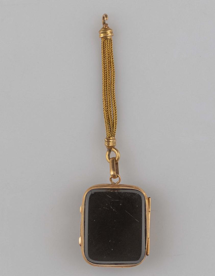 Gold and Onyx Locket: 18K gold and Onyx locket. Length: 7 cm. Total weight: 9 grams.