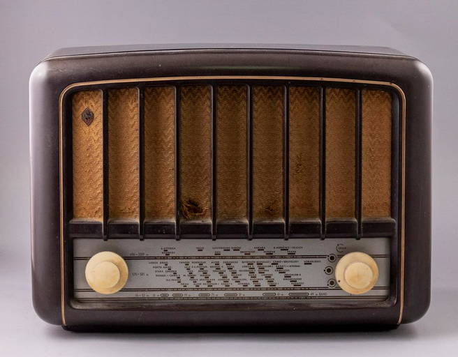 Vintage Bakelite Radio