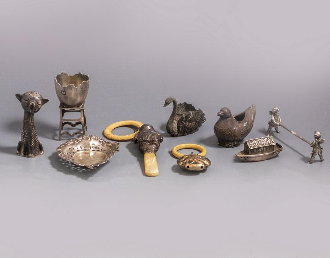 Small Silver Items: Lot of miscellaneous silver items including baby rattlers, salt cellars, egg stand and more. Size: 6-17 cm. Total weight: 250 grams.