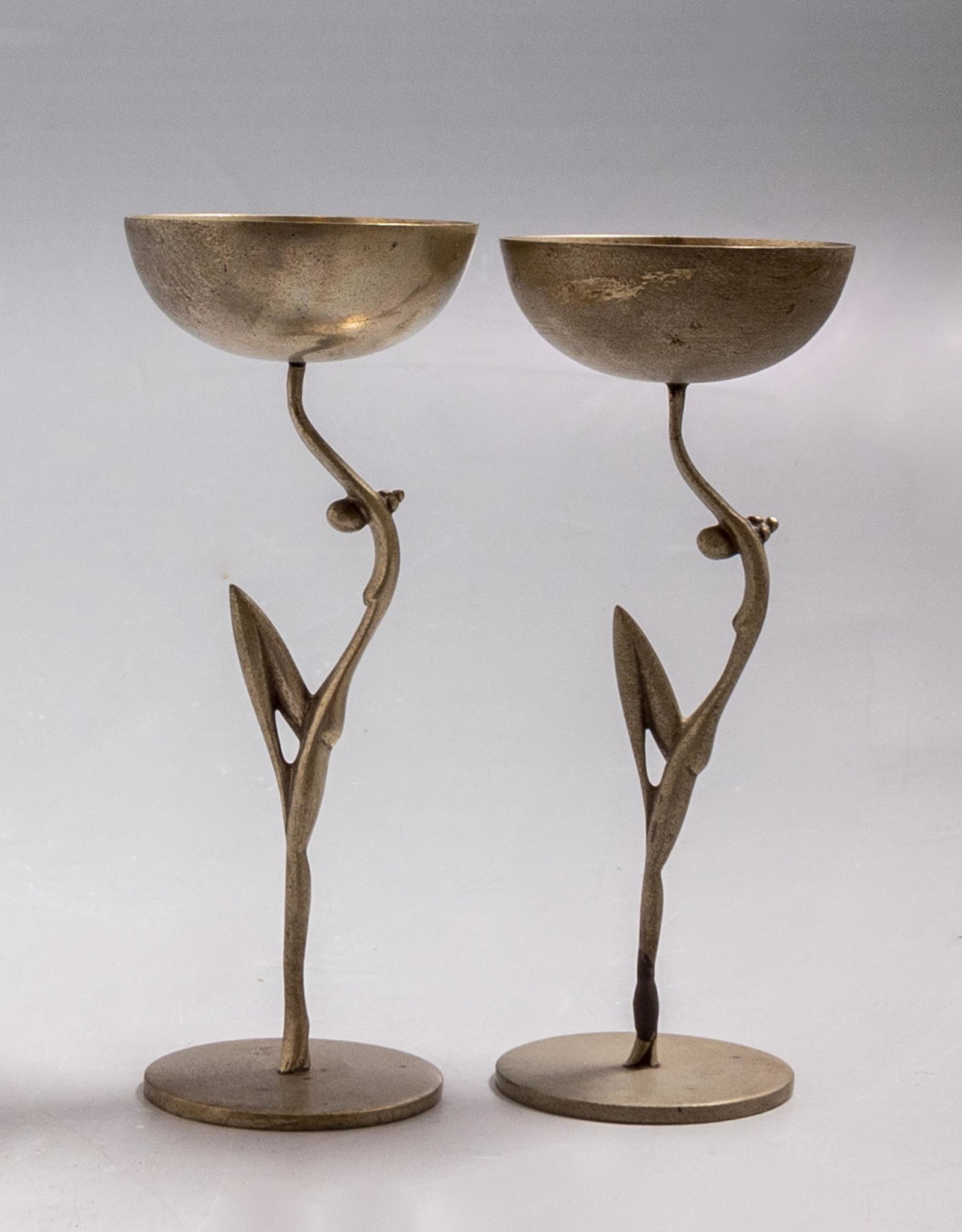 Hagenauer Wien Cordial Cups: A pair of nickel Art Deco figural cordial cups by Hagenauer. Shaped as women. Height: 13 cm. Signed.