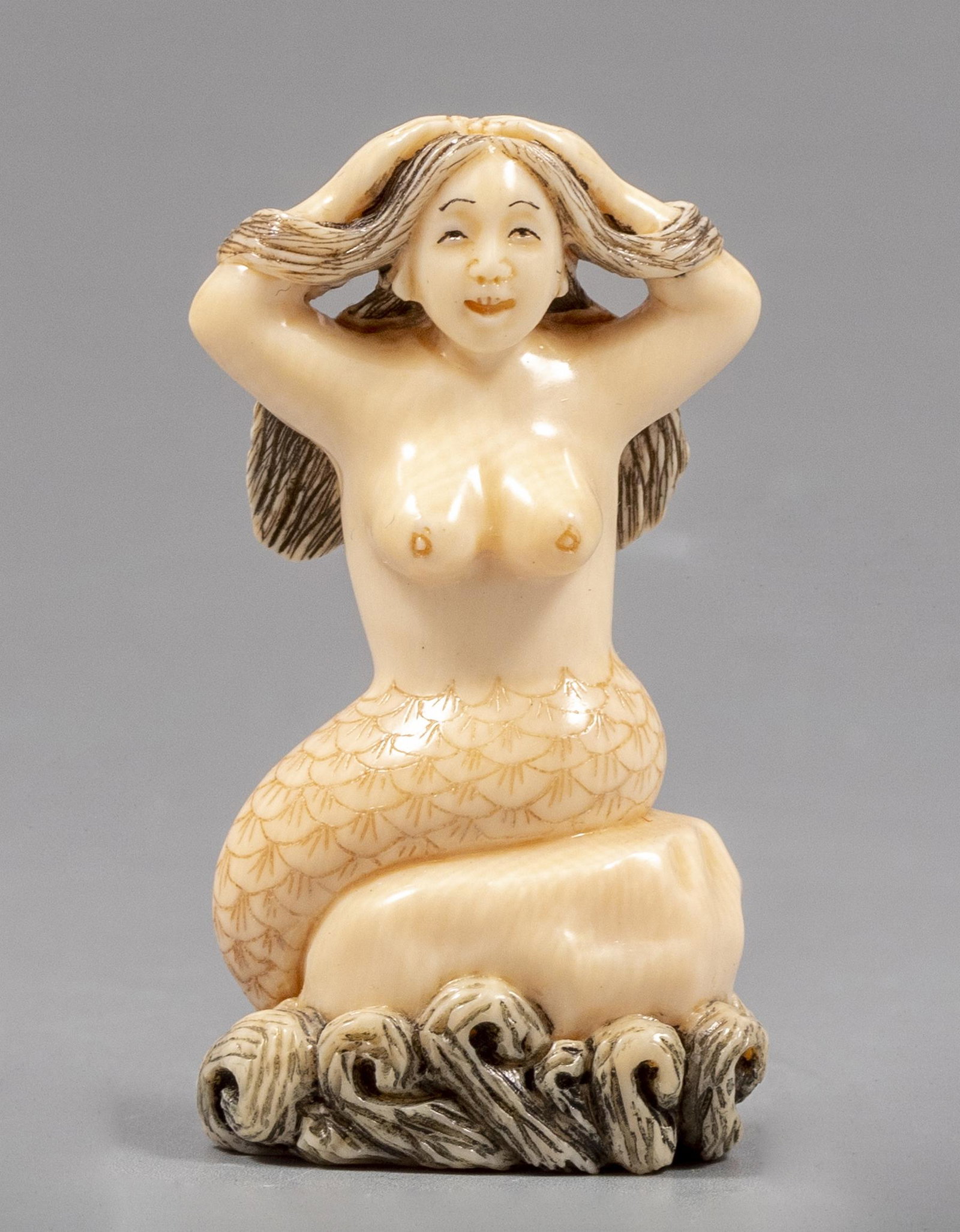 Carved Japanese Netsuke: Carved Japanese Netsuke. Height: 5 cm. Signed.