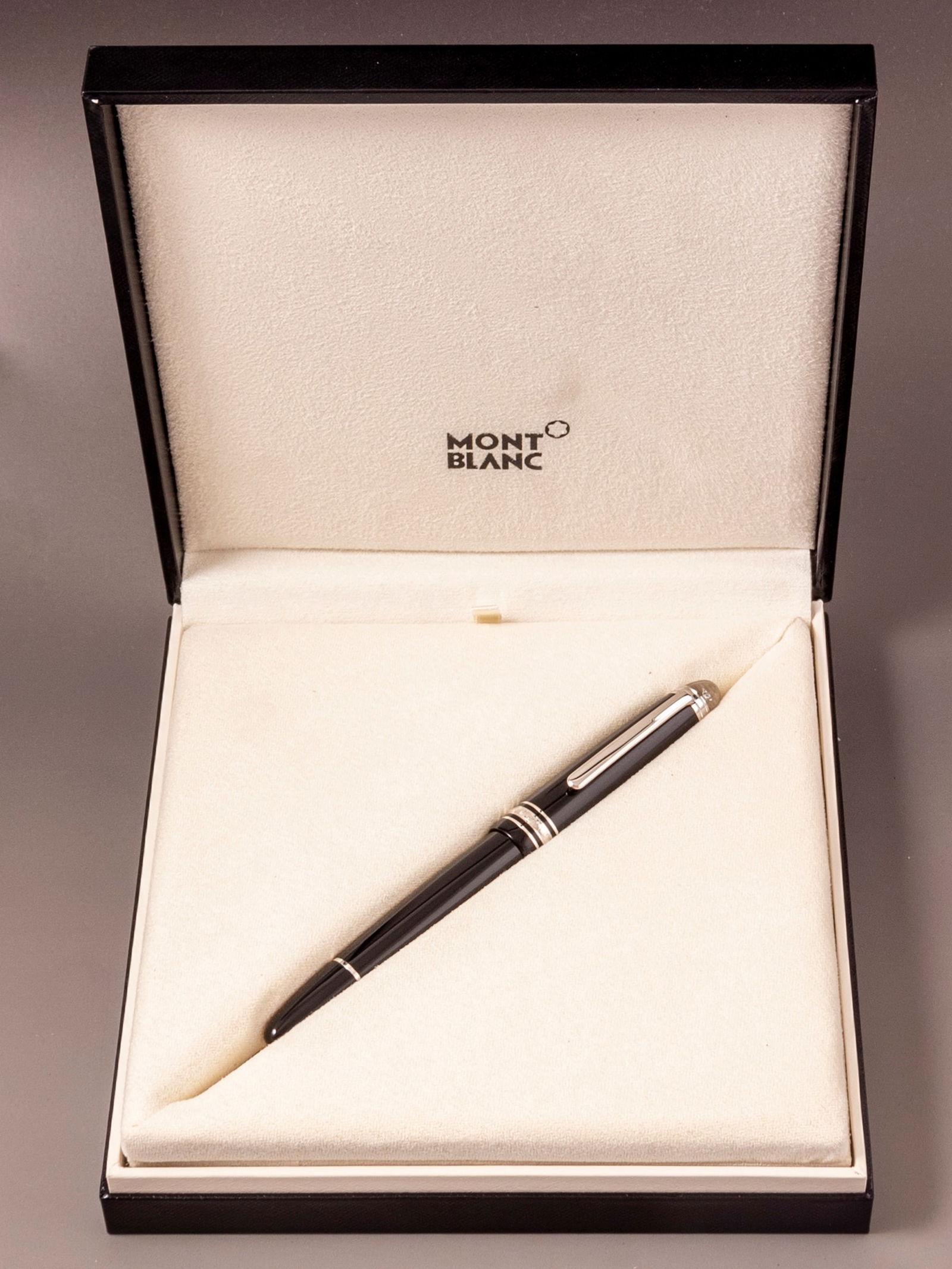 Montblanc Meisterstuck Diamond 146 LeGrand Fountain Pen (1 of 15)