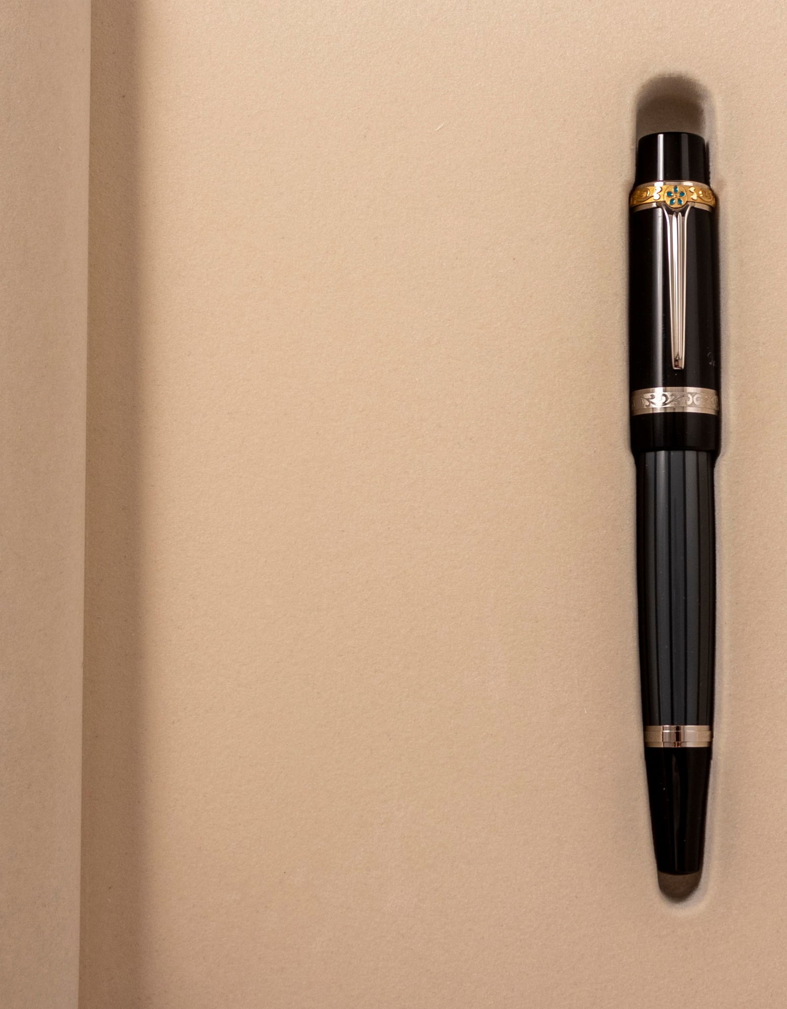 Montblanc Limited Writers Edition Fountain Pen, HonorÃ© de Balzac: Montblanc Limited Writers edition fountain pen, "HonorÃ© de Balzac". Size: 5.5" (14 cm). 18K white gold nib, M. Numbered 8564/10000. Mint in original box, accompanied by the brochure. Never inked.