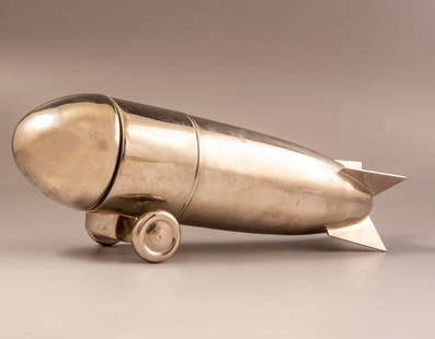 Mid-Century Zeppelin Shaker: Mid-Century Modern silver plated cocktail shaker, shaped as a Zeppelin. Length: 33 cm.