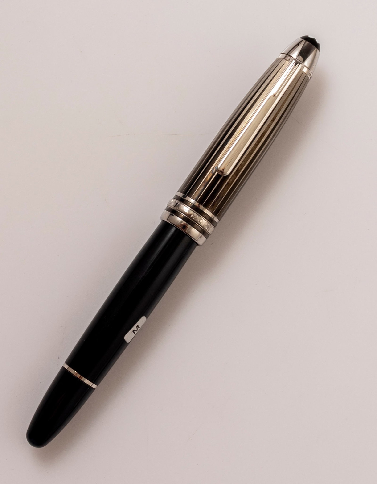 Montblanc Meisterstuck 146 LeGrand Doue Fountain Pen: Montblanc Meisterstuck 146 LeGrand Doue fountain pen, Black barrel with striped black/silver tone cap. Size: 5.75" (14.6 cm). 2 toned 18K gold nib, M. Excellent condition.