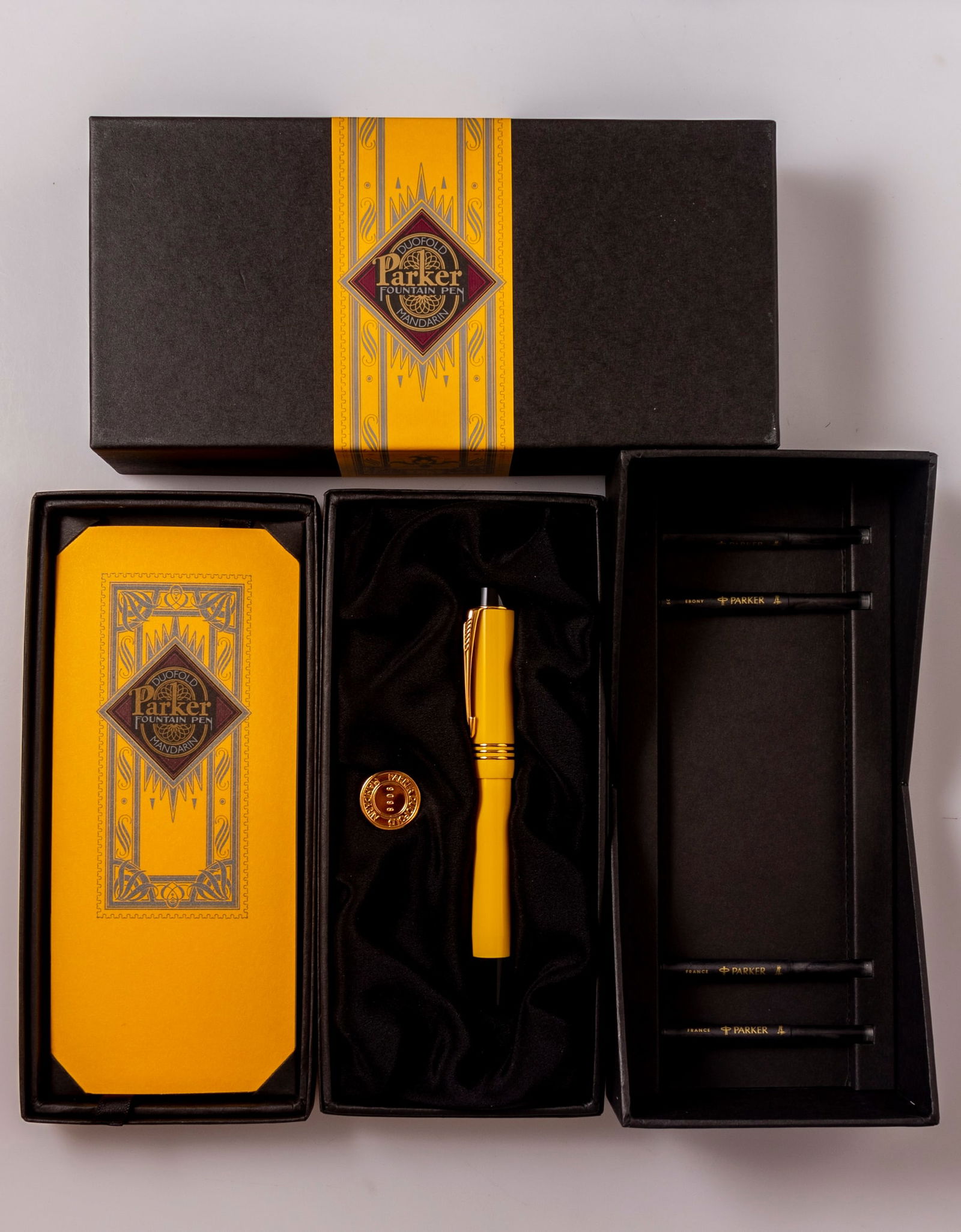 Parker Duofold Fountain Pen, Mandarin yellow, Numbered Edition: Parker Duofold fountain pen, Mandarin yellow, 1995 re-issue, limited and numbered edition 8606/10000. Size: 5 3/8" (13.6 cm). 18K gold nib, M. Excellent condition, in original case with certificates.