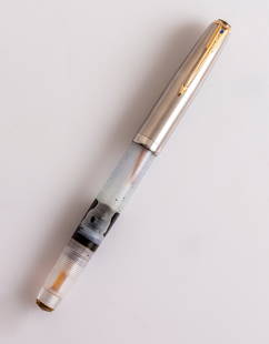 Parker 51 Vacumatic Demonstrator Fountain Pen: Parker 51 Vacumatic Demonstrator Blue Diamond fountain pen, Transparent barrel with metal cap. Size: 5.5" (14 cm). 14K gold nib, M. VG external condition, nib in VG condition. Diaphragm needs