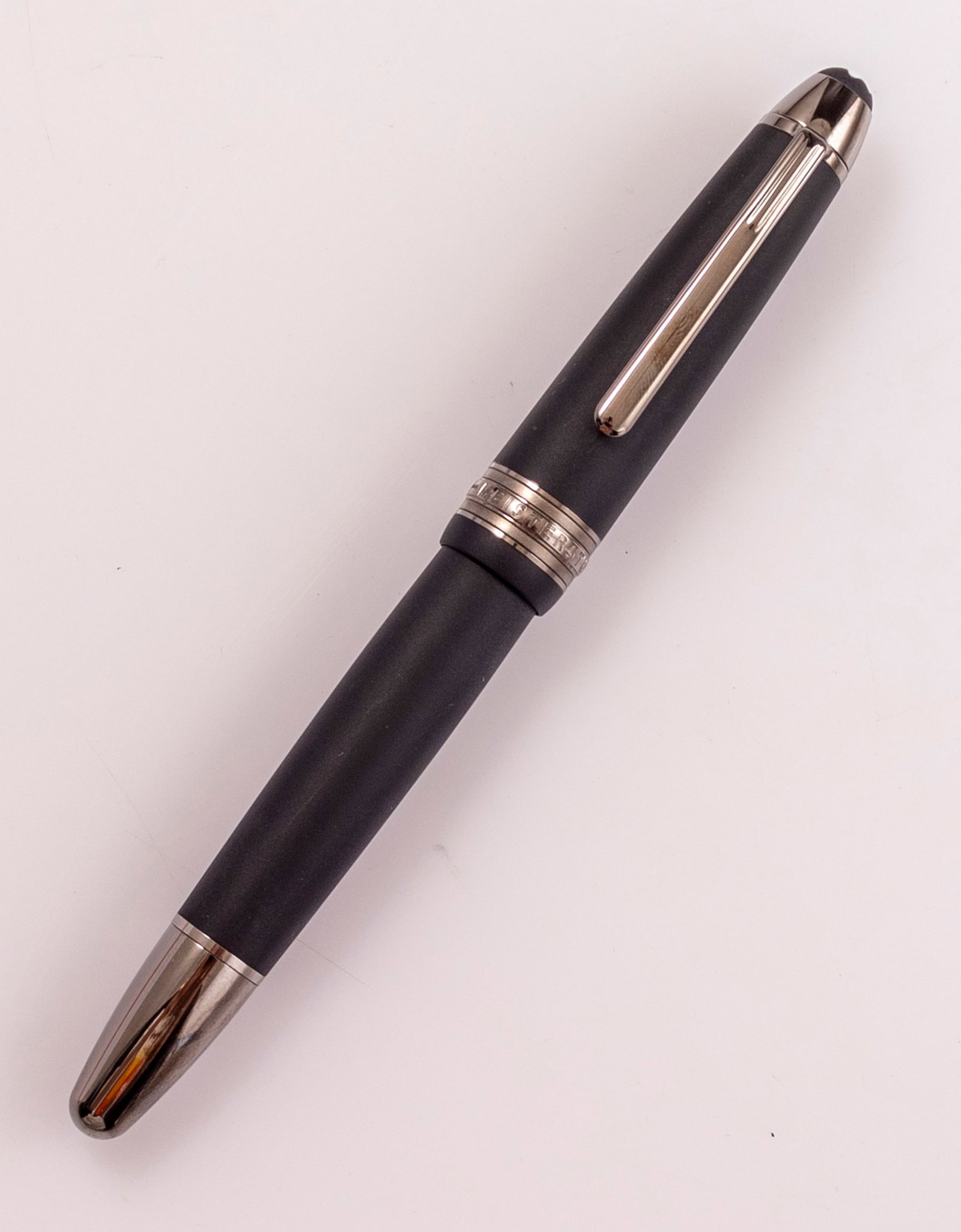 Montblanc Meisterstuck Ultra Black Classique Fountain Pen (1 of 11)
