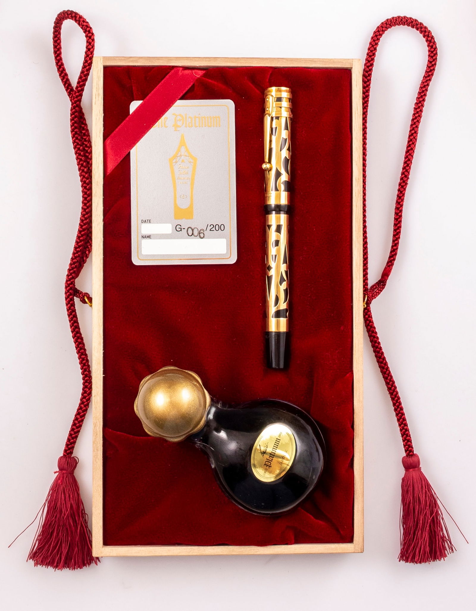 Platinum Gold Arabesque 80th Anniversary Limited Edition Fountain Pen: Platinum 80th Anniversary Brush Watermark "Arabesque II" Limited Edition Fountain pen, Black body with solid 18K gold Filigree decorations. Size: 5.8'' (14.7 cm). 14K gold nib, M. excellent condition,