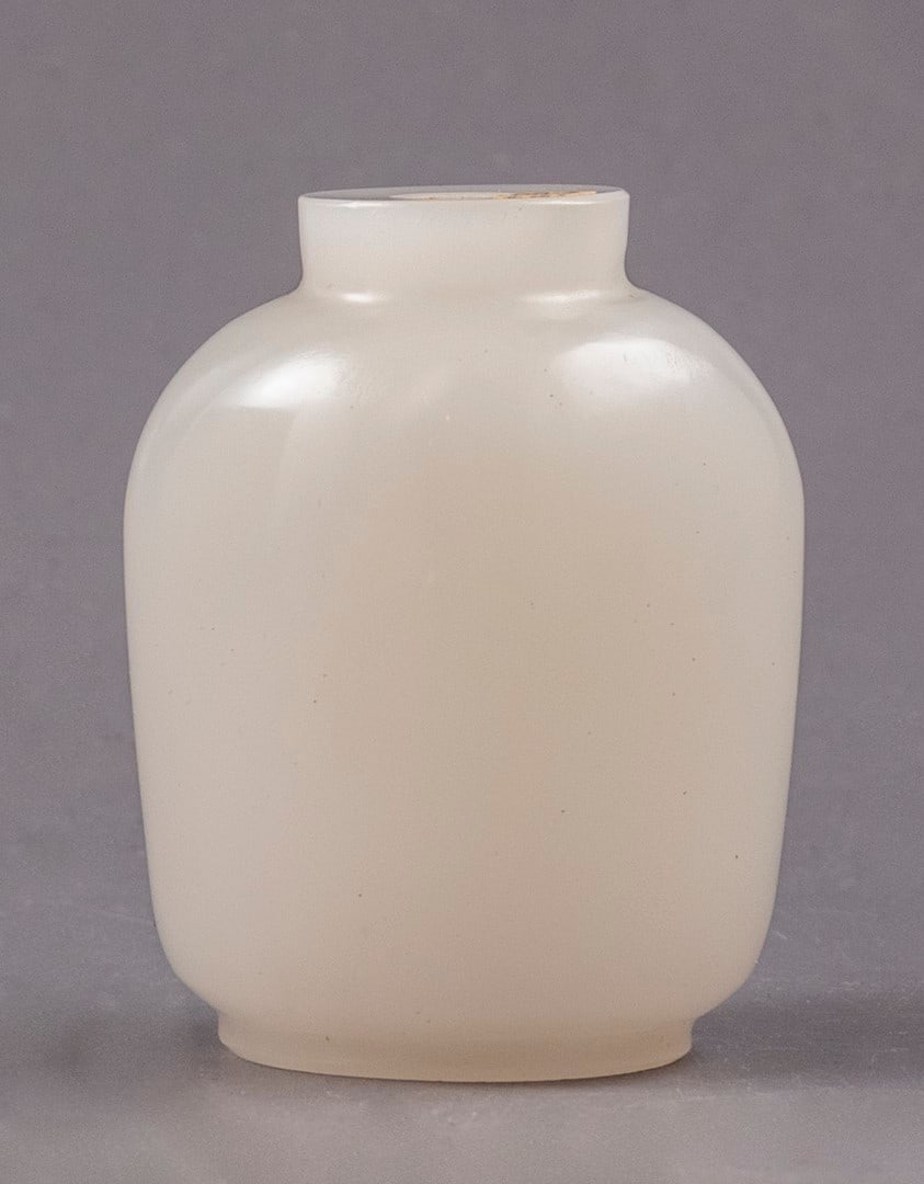 Chinese Peking Glass Snuff Bottle: Chinese hand-carved Peking glass snuff bottle, Qing dynasty, 19th century. Height: 5 cm. Stopper missing.