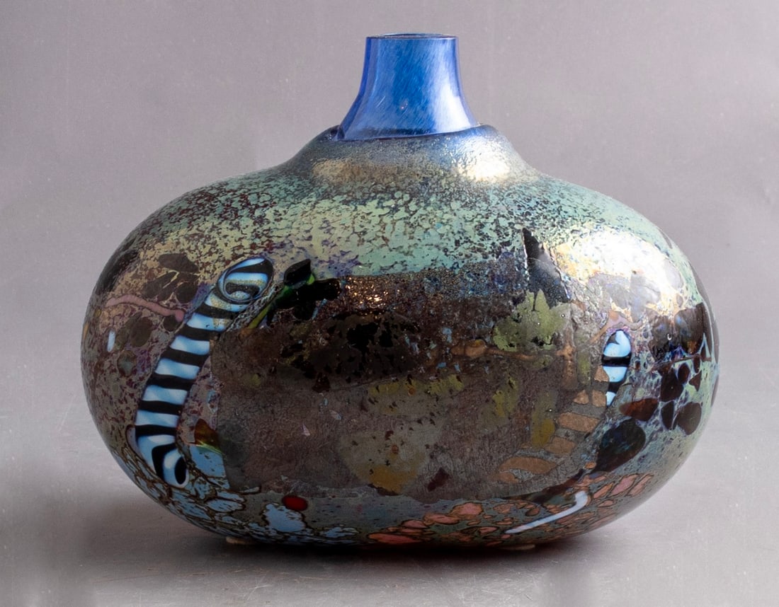 Glass Sculpture, Kosta Boda: Glass sculpture by Bertil Vallien for Kosta Boda. Shaped as a vase. Height: 12 cm. Signed.